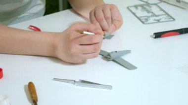 Çocuk tam bir kopya bir plastik model uçak Tasarımcısı'ndan oluşturur.