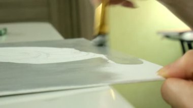 küçük güzel kızıl saçlı kadın boya ve masada oturan fırça ile boya