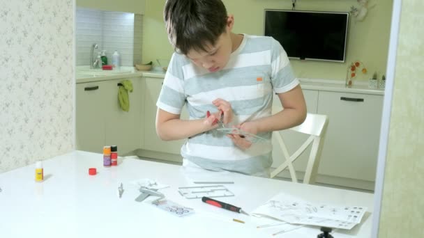 A fiú egy műanyag modell repülőgép, egy pontos másolatot hoz létre a tervező — Stock videók