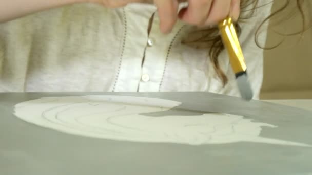 Kleine mooie roodharige vrouw schildert met verf en borstel zittend aan tafel — Stockvideo