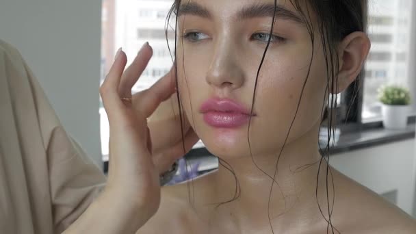 Ung vacker kvinna gör en frisyr i studion — Stockvideo