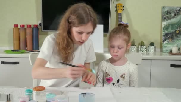 Anya és gyermeke festeni, színes ujjaival. Játékok a gyerekek befolyásolja a gyermekek korai fejlesztése. — Stock videók