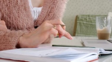 dizüstü çalışan kozmetik yüz lekeleri evde, uygulama çekici kadın