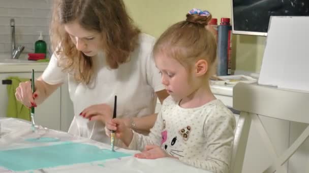 Anne ve çocuk renkli fırça ile boya. Oyunlar çocuklu erken çocukların gelişimini etkiler. — Stok video