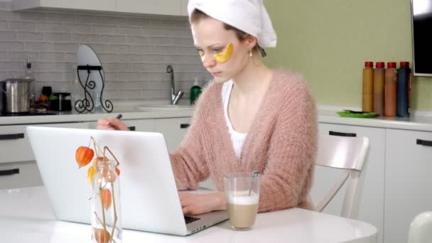 Atrakcyjny biznes dama zastosowanie kosmetyczne twarzy miejsca w domu, pracy za laptopa — Wideo stockowe