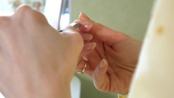 Mulher fazendo uma manicure em casa na mesa . — Vídeo de Stock