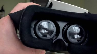 Sanal gerçeklik, bir birinci şahıs bakış kask bir adam tutar