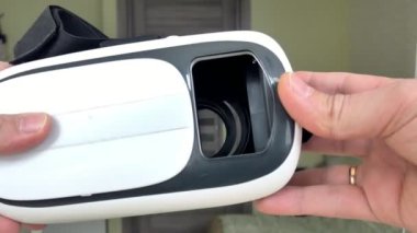 Sanal gerçeklik, bir birinci şahıs bakış kask bir adam tutar