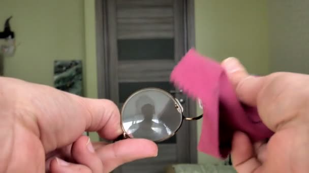 Um homem limpa os óculos com um guardanapo, uma visão em primeira pessoa — Vídeo de Stock