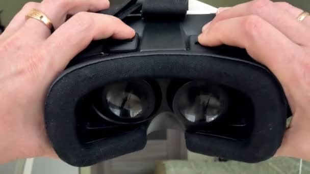 Человек держит шлем виртуальной реальности, вид от первого лица — стоковое видео