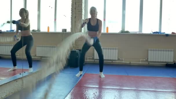 Mujer atlética haciendo ejercicio usando cuerdas de batalla. Entrenamiento de intervalos de alta intensidad . — Vídeos de Stock