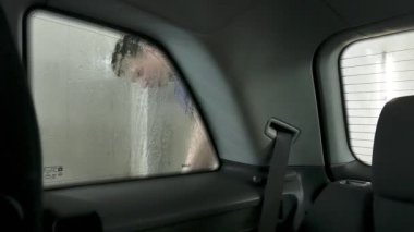araba oto yıkama, bir kişi geçen bir temassız lavabo, arabanın içindeki görünümü bir araba yıkar