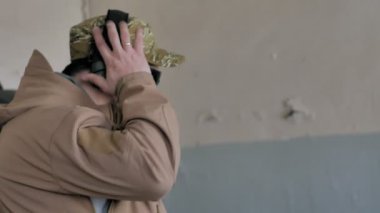 Kamuflaj askerler savaş için hazırlayın ve ekipman ve silah kontrol