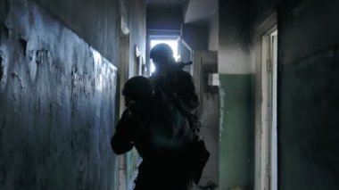 Eski bina, askeri kavram koridorlarda savaş silahları ile kamuflaj Askerllerin gizlice