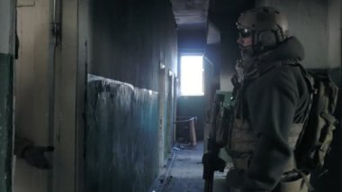Eski bina, askeri kavram koridorlarda savaş silahları ile kamuflaj Askerllerin gizlice