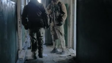 Eski bina, askeri kavram koridorlarda savaş silahları ile kamuflaj Askerllerin gizlice