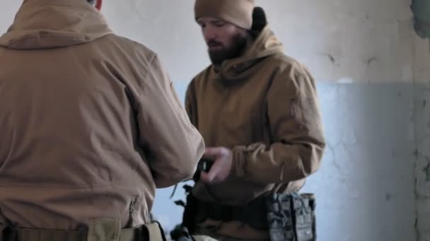 Soldiers in camouflage prepare for battle and check out equipment and weapons — Stock Video