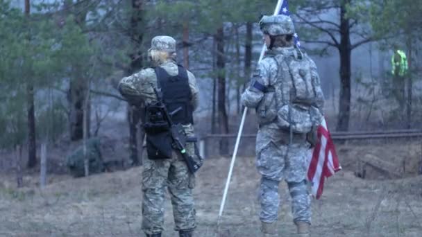 Soldados en camuflaje con armas de combate y en los EE.UU. en el bosque, concepto militar — Vídeo de stock