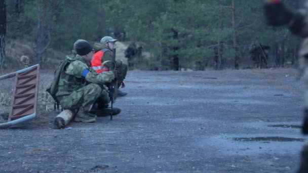 Soldados en camuflaje con armas militares descansan en el refugio del bosque, el concepto militar — Vídeos de Stock