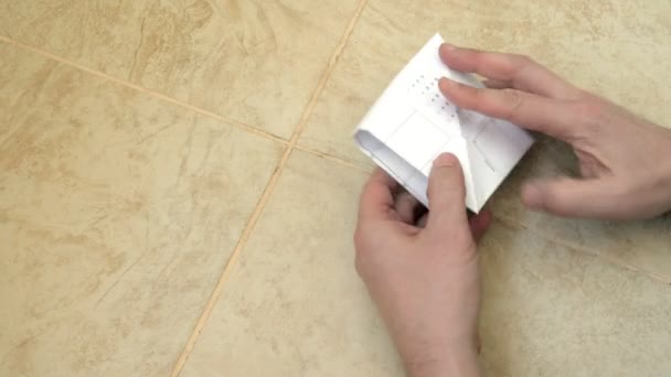 Mans händer att göra origami båt — Stockvideo