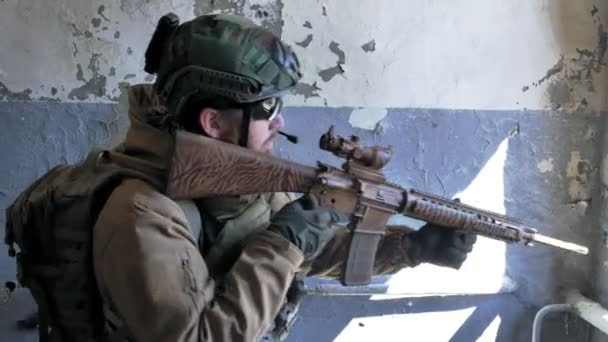 士兵在伪装与军事武器瞄准通过步枪的视线通过一个老建筑的窗口, 军事概念 — 图库视频影像