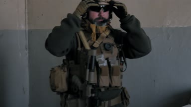 Kamuflaj askerler savaş için hazırlayın ve ekipman ve silah kontrol