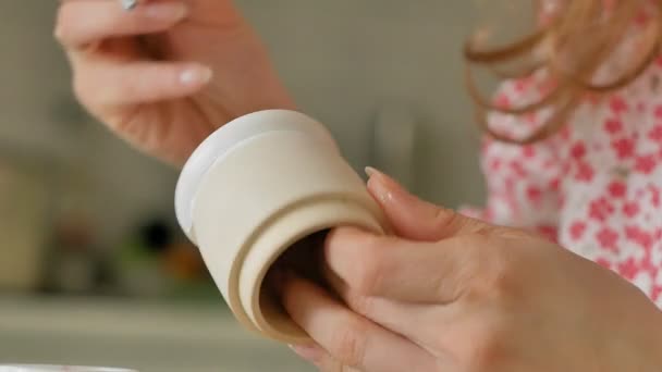 Een vrouw schildert een houten pop met gekleurde verven in haar thuisstudio, Matryoshka schilderij, Close-up — Stockvideo