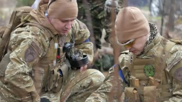 Terepszínű katonák előkészíti a csatára, és nézze meg az eszközök és fegyverek — Stock videók