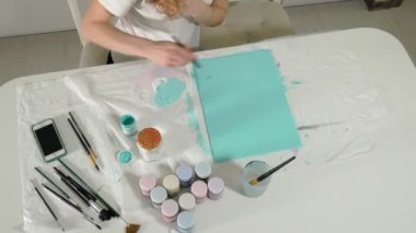 Anne ve çocuk boya ile renkli parmak. Oyunlar çocuklu erken çocukların gelişimini etkiler.