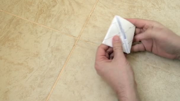 Mans handen maken van origami boot — Stockvideo