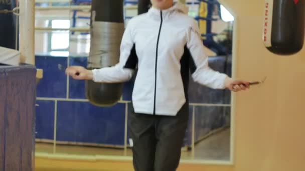 Treinamento da mulher no ginásio, trabalhando com uma corda, fora de uma série kickboxer fitness corpo saudável — Vídeo de Stock