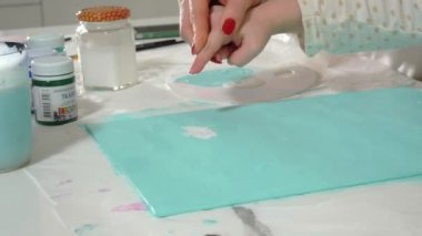 Anne ve çocuk boya ile renkli parmak. Oyunlar çocuklu erken çocukların gelişimini etkiler.