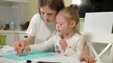 Anne ve çocuk renkli fırça ile boya. Oyunlar çocuklu erken çocukların gelişimini etkiler.