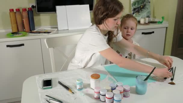 Peinture mère et enfant avec des doigts colorés. Jeux avec les enfants affectent le développement des jeunes enfants . — Video