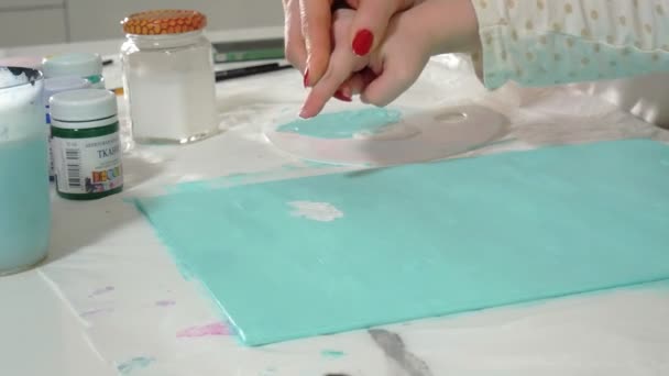Matka a dítě malovat barevné prsty. Hry s dětmi ovlivnit vývoj prvních dětí. — Stock video