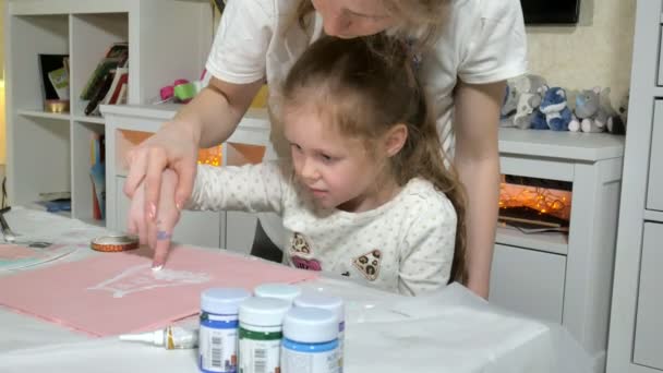 Mãe e criança pintam com dedos coloridos. Jogos com crianças afetam o desenvolvimento de crianças precoces . — Vídeo de Stock