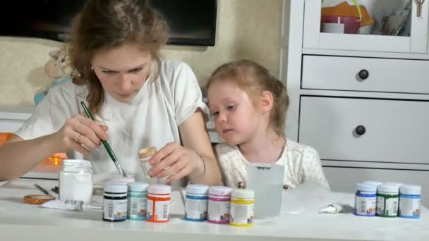 Mutter und Kind malen mit farbigen Fingern. Spiele mit Kindern beeinflussen die Entwicklung früher Kinder. — Stockvideo