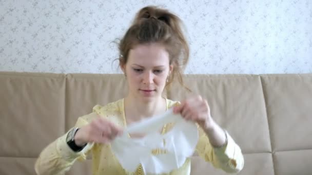 Mujer joven haciendo máscara facial con máscara de limpieza en la cara en la cocina en casa — Vídeos de Stock