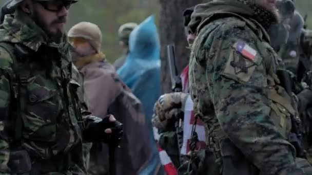 Soldaten in camouflage voorbereiden van slag en check out uitrusting en wapens — Stockvideo