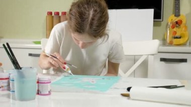 Kadın boya renkli fırça ile. Oyunlar çocuklu erken çocukların gelişimini etkiler.