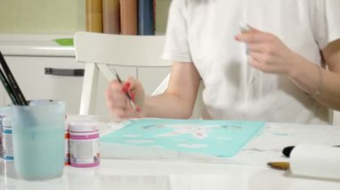 Kadın boya renkli fırça ile. Oyunlar çocuklu erken çocukların gelişimini etkiler.