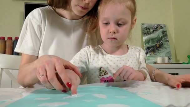 Moeder en kind verf met gekleurde vingers. Spelen met kinderen van invloed zijn op de ontwikkeling van jonge kinderen. — Stockvideo