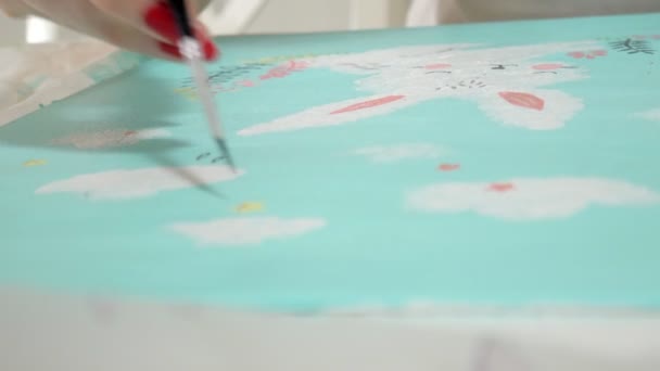 Frau malen mit farbigem Pinsel. Spiele mit Kindern beeinflussen die Entwicklung früher Kinder. — Stockvideo