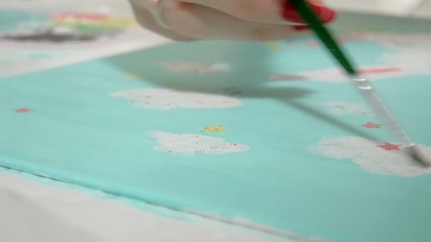 Wanita melukis dengan kuas berwarna. Permainan dengan anak-anak mempengaruhi perkembangan anak-anak awal . — Stok Video
