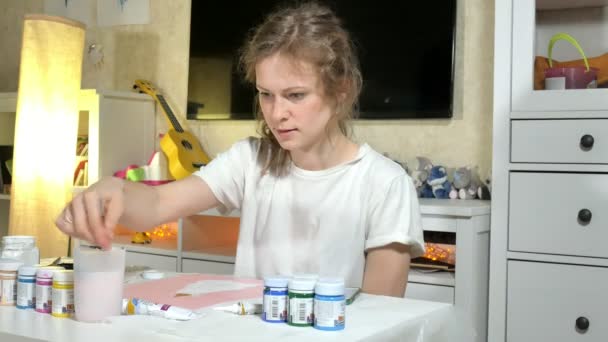 Peinture femme avec pinceau coloré. Jeux avec les enfants affectent le développement des jeunes enfants . — Video