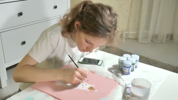 Woman paint with colored brush. Games with children affect the development of early children. — Stock Video