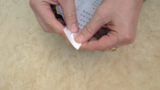 Mans mãos fazendo origami barco — Vídeo de Stock