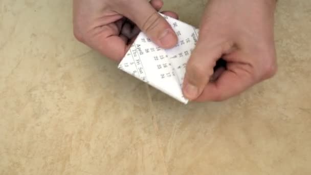 Mans ruce origami člun — Stock video
