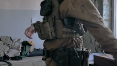 Kamuflaj askerler savaş için hazırlayın ve ekipman ve silah kontrol