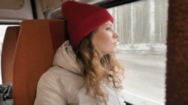 üzücü bir gün otobüsle seyahat neşeli kadın. Pencereden dışarı bakıyor